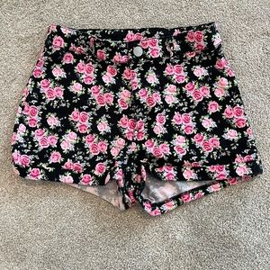 Super  cute Floral print button up shorts 🌸 Perfect for Summer!! ☀️☀️☀️